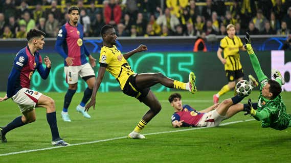 Guirassy anota un gol ante el Barcelona. /AFP