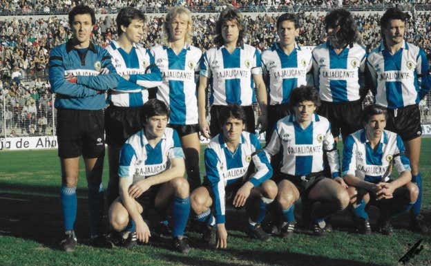 Xanti Bakero, el primero agachado a la izquierda, en el Hércules de Kempes, arriba.  Hércules CF