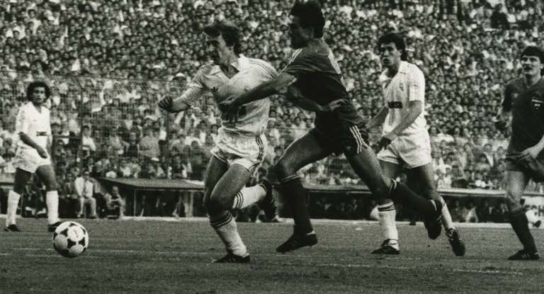 Valdano observa cómo Butragueño intenta marcharse de un defensor del Anderlecht en el 6-1 de la temporada 84-85.