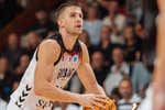 La palabra de capitán de Xavi Rabaseda es la primera canasta del día más importante de Bilbao Basket: «Llegados a este punto, ya hay que ganarla»