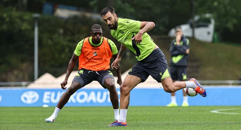 Brais Méndez, en un entrenamiento junto a Traoré en Zubieta.