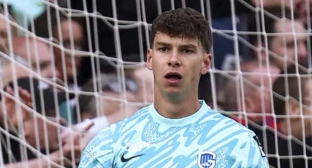 Brent Stevens paró un penalti y fue aplaudido por la afición rival tras la reciente pérdida de su padre.