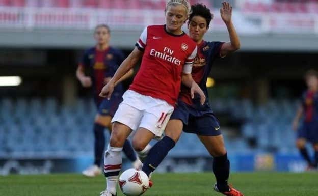 Katie Chapman protege un balón ante Carol Férez.  UEFA