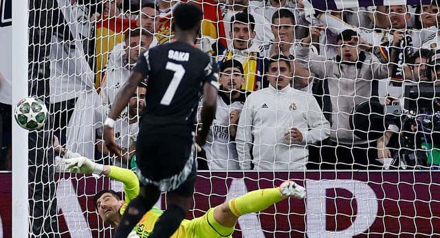 Courtois obró el primer (y único) milagro y paró un penalti… que no entendió ni Mateu Lahoz: «Es sorprendente, ¿por qué han tardado tanto?»