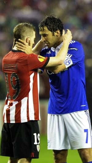 Iker Munain y Raúl, tras el choque en San Mamés.  Archivo