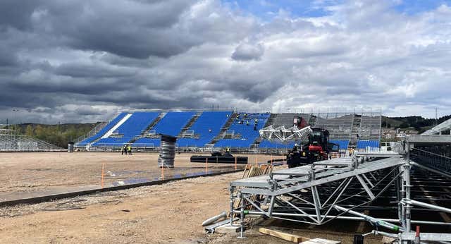 El miniestadio modular ya va tomando color: conservará las icónicas porterías de La Romareda y se protege contra el fuerte viento de Zaragoza