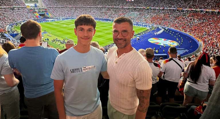 Dalibor Stevanovic junto a su hijo en la final de la Eurocopa 2024 en la que España se impuso a Inglaterra .