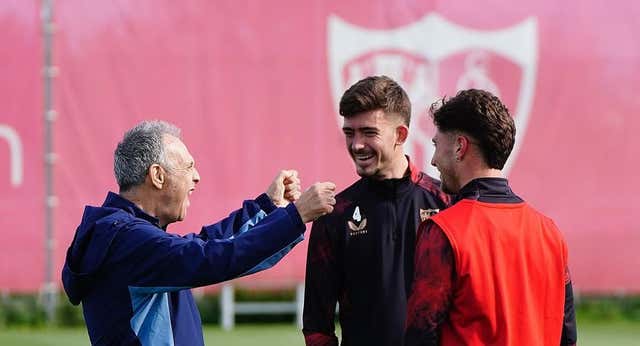 Joaquín Caparrós ‘engorila’ a la cantera del Sevilla: «He crecido viéndole de entrenador»