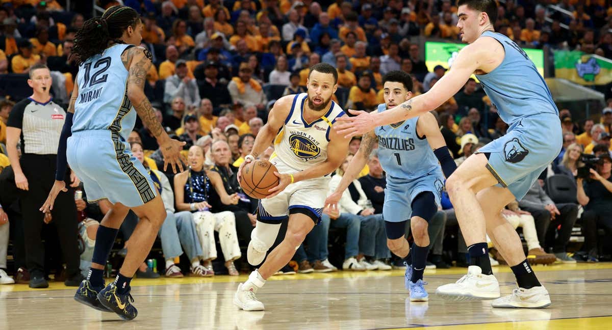 Stephen Curry intenta marcharse de Edey y Morant.
