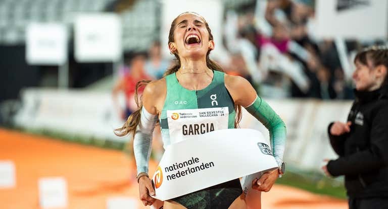 Marta García celebra su victoria en la San Silvestre Vallecana.