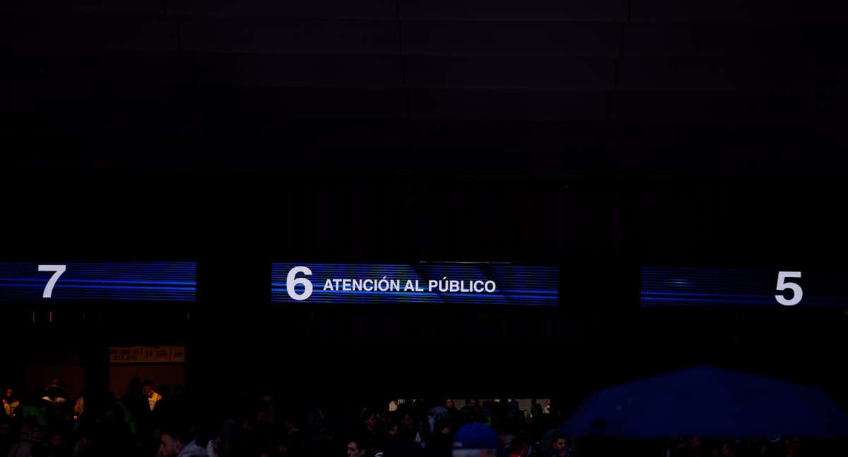 La puerta 6 del Bernabéu, el centro neurálgico de la reventa.
