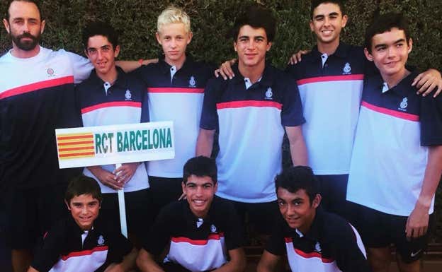 Carlos Alcaraz, abajo en el medio, y Dani Rincón, a su izquierda, tras ganar el campeonato de España por equipos en 2017.  Instagram/Rincón