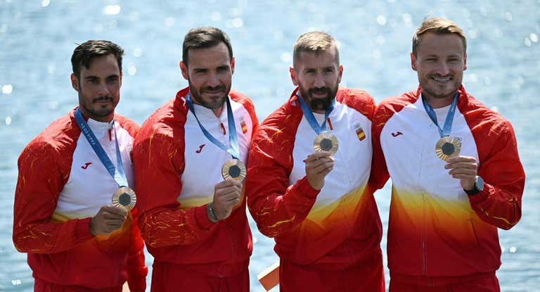 Rodrigo Germade, Saúl Craviotto, Carlos Arévalo y Marcus Cooper, en el podio de París 2024 tras conquistar el bronce en el K-4.