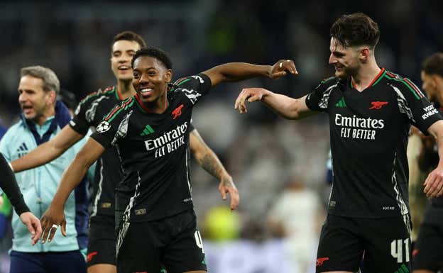 Lewis-Skelly y Rice celebran el triunfo en el Santiago Bernabéu. AFP