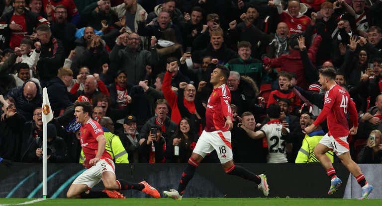 Maguire, Casemiro y Amass celebran el 5-4 del Manchester United.