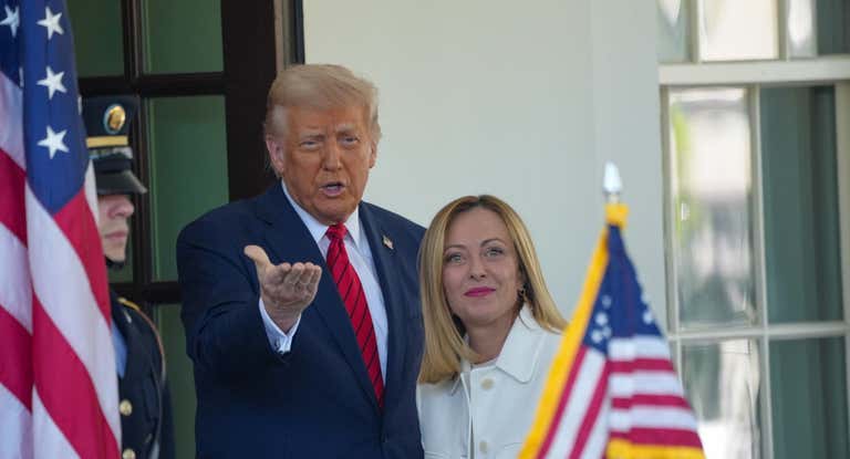 Donald Trump, presidente de Estados Unidos, recibe a Giorgia Meloni.