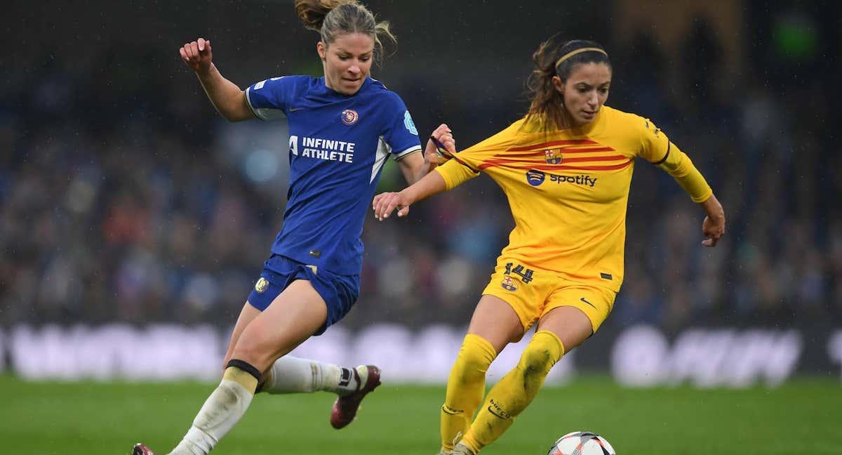 Leupolz, ex del Chelsea, y Aitana Bonmatí, jugadora del Barça, durante un partido de Champions entre ambos equipos.