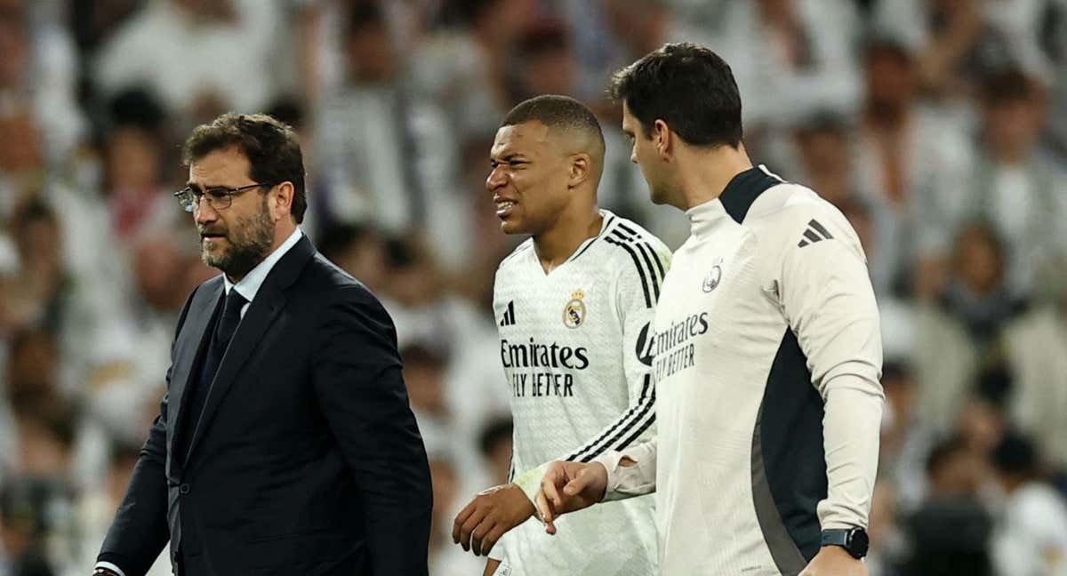Mbappé se retira lesionado ante el Arsenal.