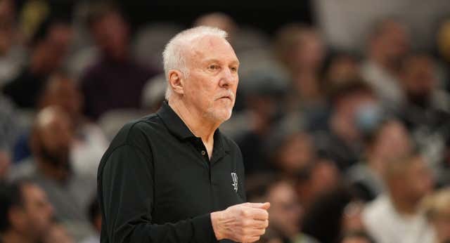 Popovich da otro susto: se desmaya en un restaurante y tienen que llevarle al hospital