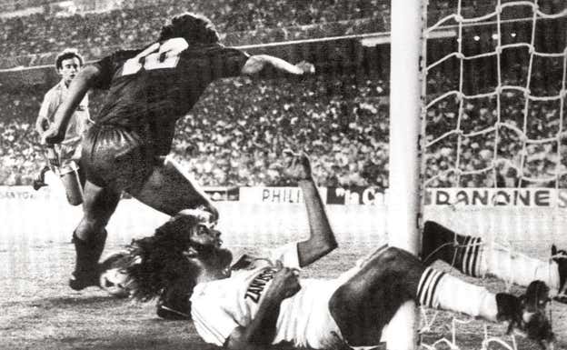 San José contra el palo en el mítico gol de Maradona en el Bernabéu.  Imágenes cedidas por Ramon Salmurri