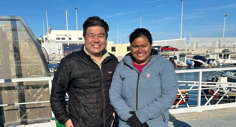 El nadador estadounidense Ryan Hideki Utsumi posa junto a la nadadora india Sayani Das en Ceuta.