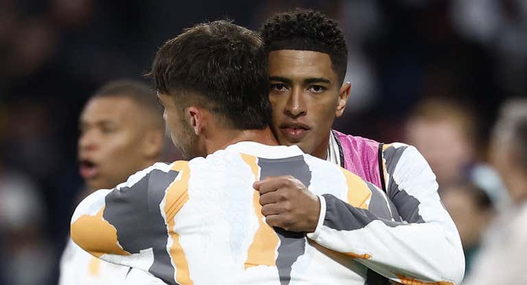 Bellingham abraza a Asencio antes del Real Madrid-Arsenal.