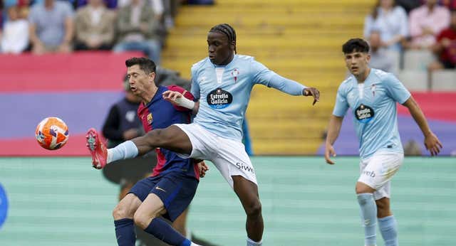 Giráldez denuncia insultos racistas contra Ilaix Moriba en el partido ante el Barcelona: «Lo he escuchado yo»