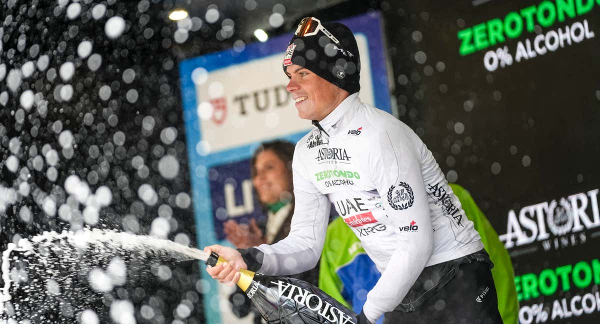 Pablo Torres, en el podio del Giro de los Abruzos.