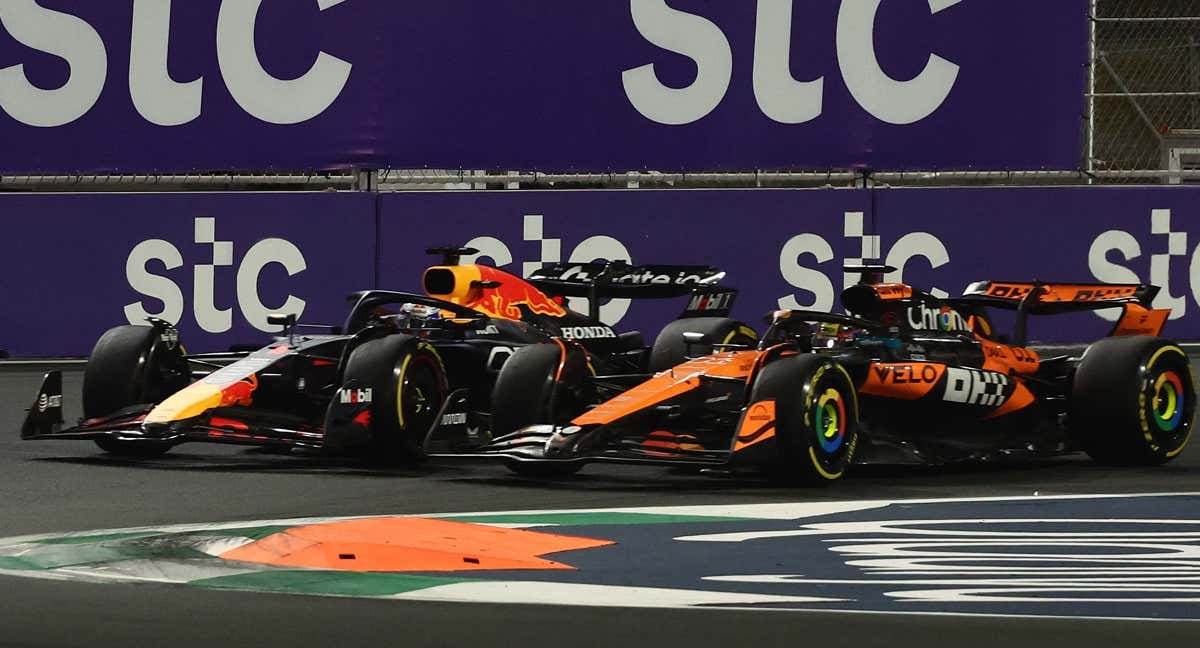 Verstappen y Piastri, en paralelo./REUTERS