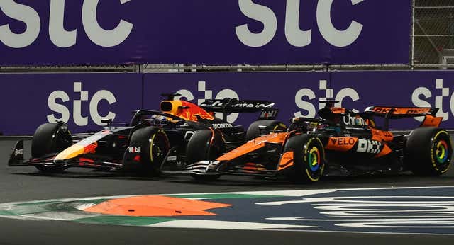 Oscar Piastri es la némesis de Max Verstappen; Carlos Sainz mejora y es octavo mientras Fernando Alonso roza los puntos