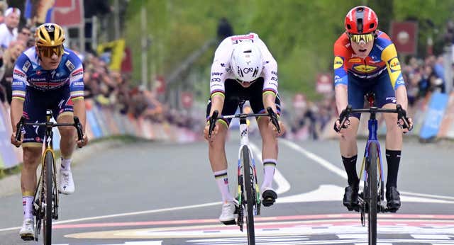 Skjelmose logra la victoria de su vida al vencer en el sprint de la Amstel Gold Race a Pogacar y Evenepoel
