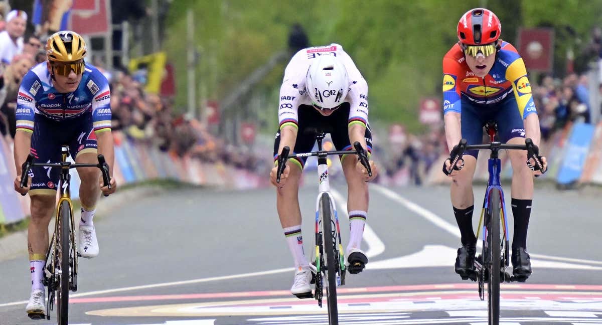 Skjelmose (d.) se impuso en el sprint a tres que decidió la Amster Gold Race 2025.