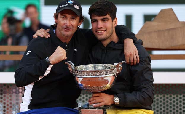 Juan Carlos Ferrero y Carlos Alcaraz, tras la conquista de Roland Garros 2024.  EMMANUEL DUNAND / AFP