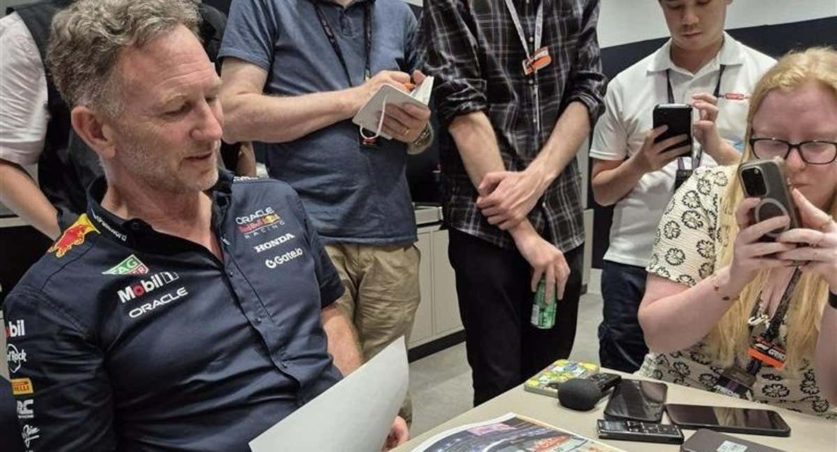 Christian Horner muestra imágenes del incidente de Verstappen y Piastri a la prensa.