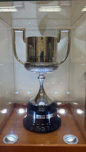 La Copa del Rey de repuesto aguarda en la Joyería Alegre.  Relevo