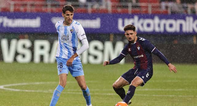 El Málaga se queda a medias en Eibar y aún no se despega del infierno del descenso