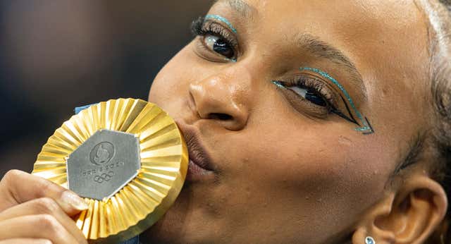 El ataque de ansiedad que rompió a Rebeca Andrade, la rival más fuerte de Simone Biles: “Necesitaba un abrazo”