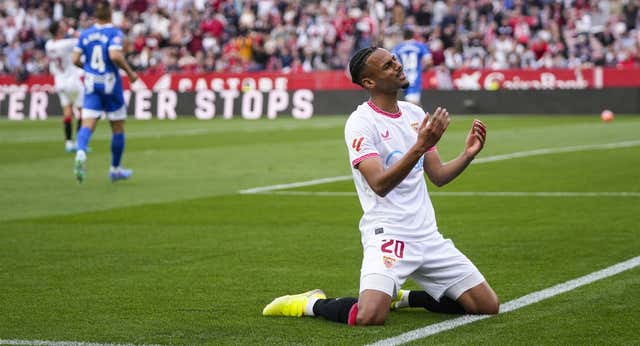 El manicomio de Nervión ha dejado paso a la parálisis del Sevilla