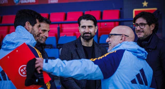 Rubén de la Red probó suerte en los banquillos de Real Madrid y Getafe, pero no se arrancó la espina de su retirada: «Se vio en el otro lado y no le apetecía»