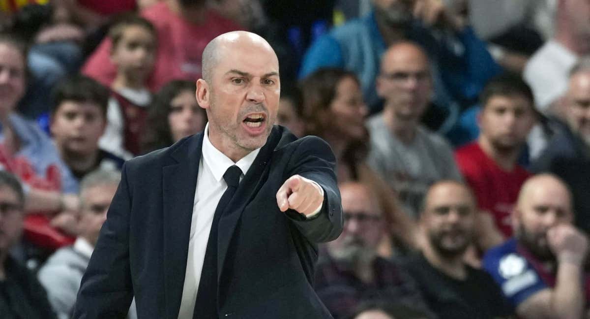 Joan Peñarroya da instrucciones a sus jugadores frente al AS Monaco.