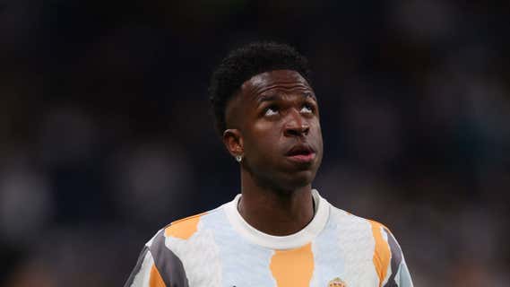 Vinicius, en el calentamiento del Madrid antes de jugar ante el Athletic el pasado domingo. /REUTERS