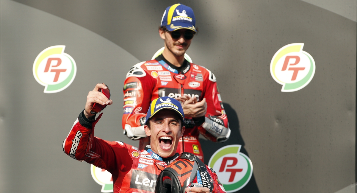 Marc Márquez y Pecco Bagnaia en el podio de Tailandia.