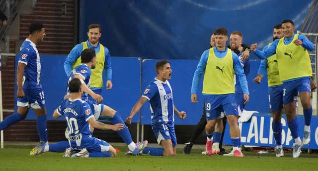 Mendizorroza tumba el sueño europeo de la Real Sociedad e impulsa al Alavés fuera del descenso