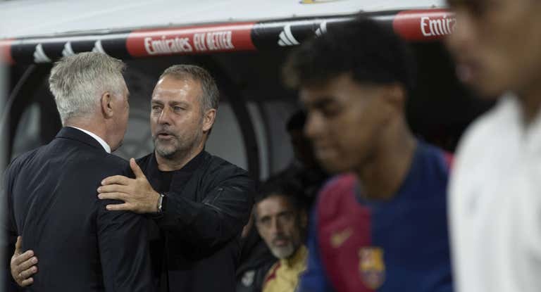 Ancelotti saludando a Flick en su primer enfrentamiento.