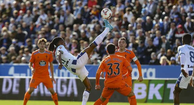 Neyou y Javi Muñoz, el fondo de armario que busca el Valencia ante la pérdida de diez jugadores