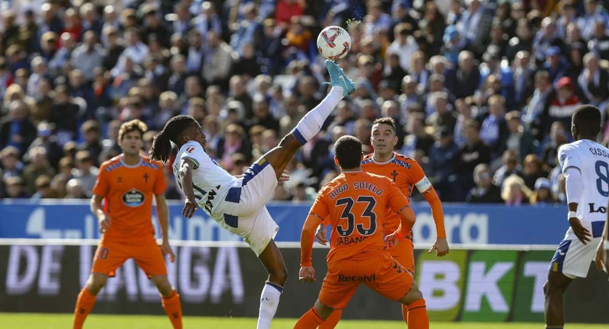 Neyou levanta el pie para controlar un balón ante el Celta.