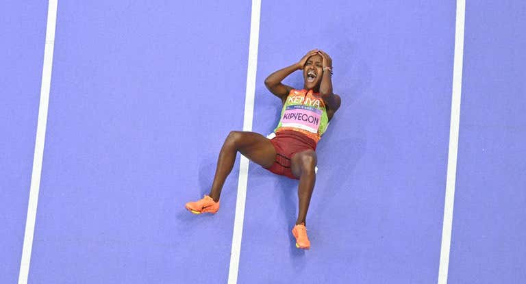 Kipyegon celebra su tercer oro olímpico consecutivo en los Juegos de París.