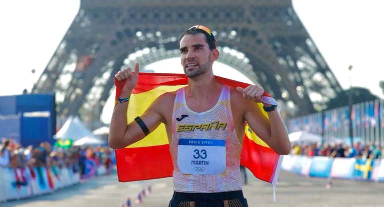 Álvaro Martín celebra su bronce olímpico en la prueba de 20km marcha en París.