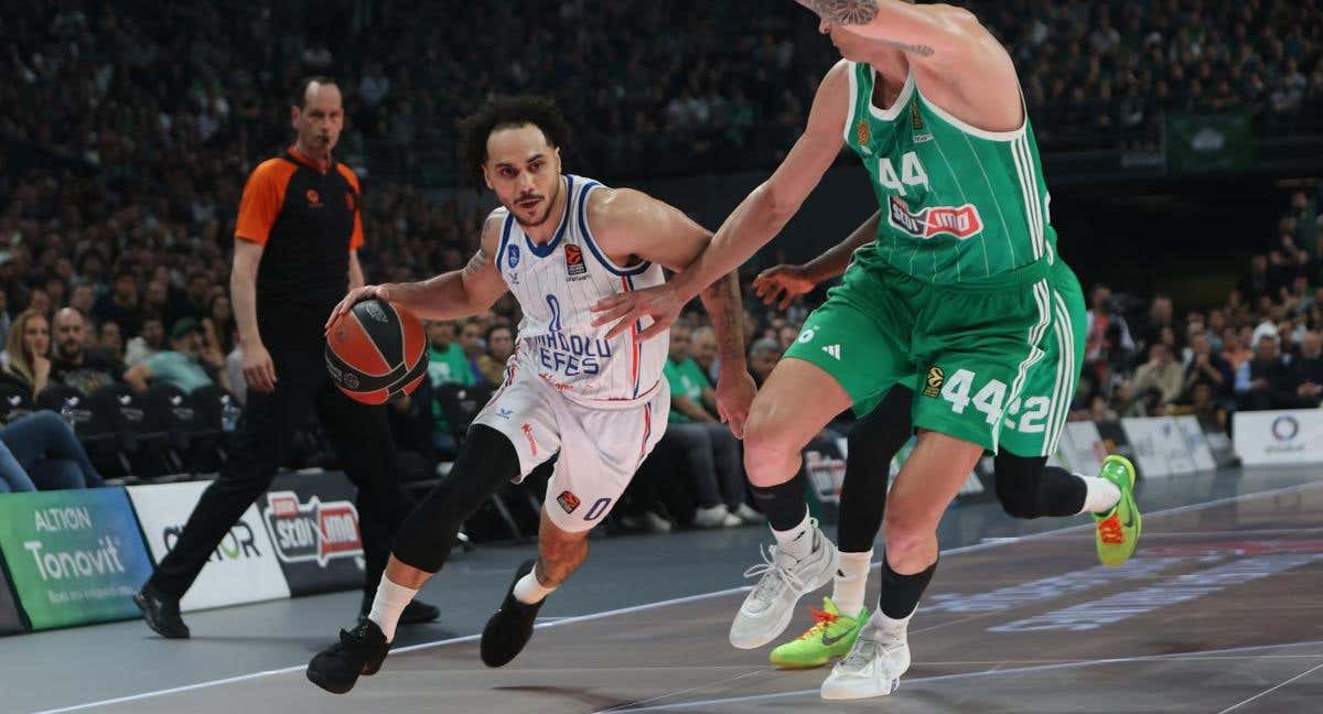 Larkin dio la victoria a Efes en el OAKA.