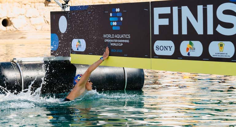 Ángela Martínez logra la victoria en la Copa del Mundo de aguas abiertas en Ibiza.